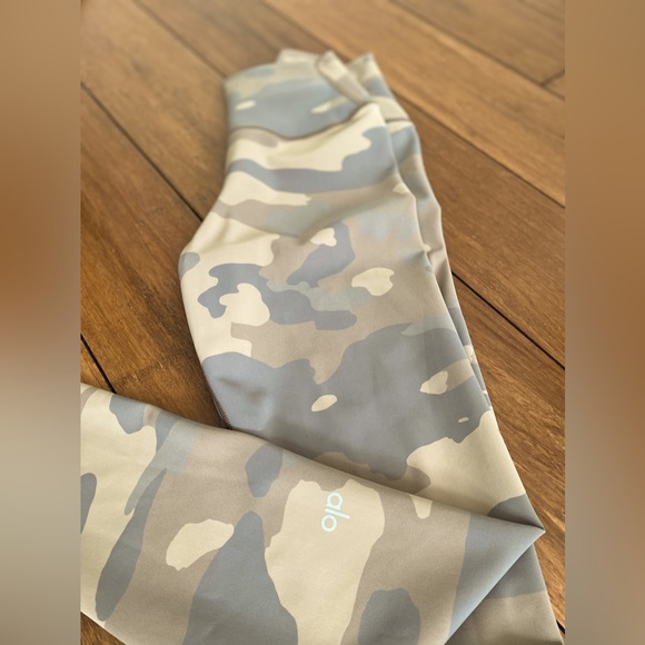 ALO Yoga Pants - Like NEW! Alo Camo leggings, size xs